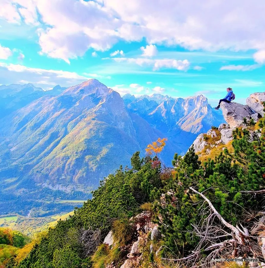 Pohodnik na skali nad dolino